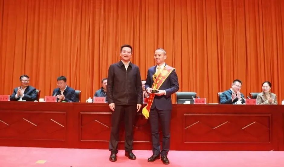 宿遷聯(lián)盛董事長(zhǎng)項(xiàng)瞻波榮獲宿豫區(qū)工業(yè)領(lǐng)域功勛企業(yè)家